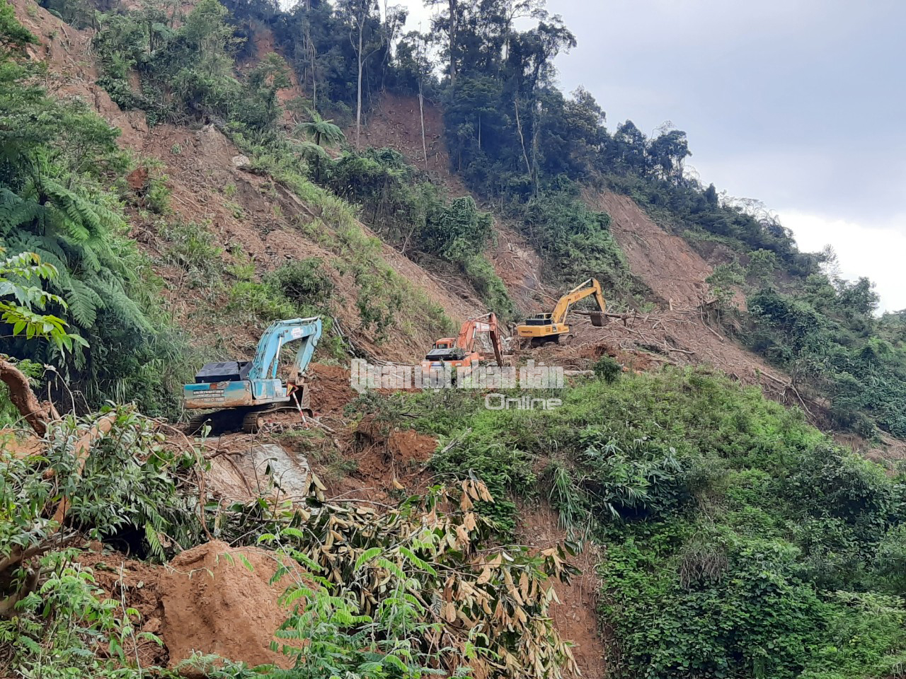 Lên phương án nổ mìn để khai thông đường vào xã Phước Thành